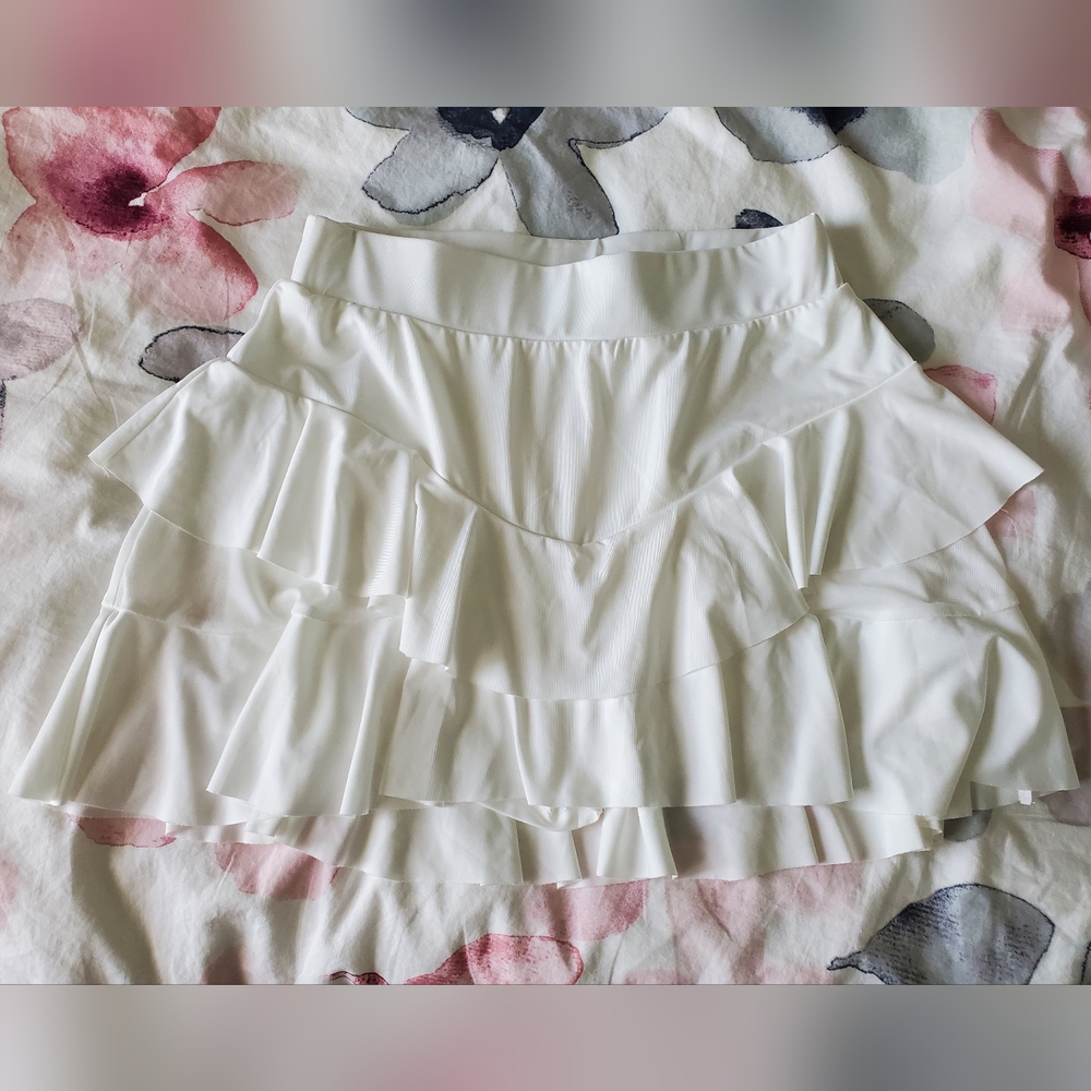 🥝 White Ruffled Skort - Picture 1 of 3